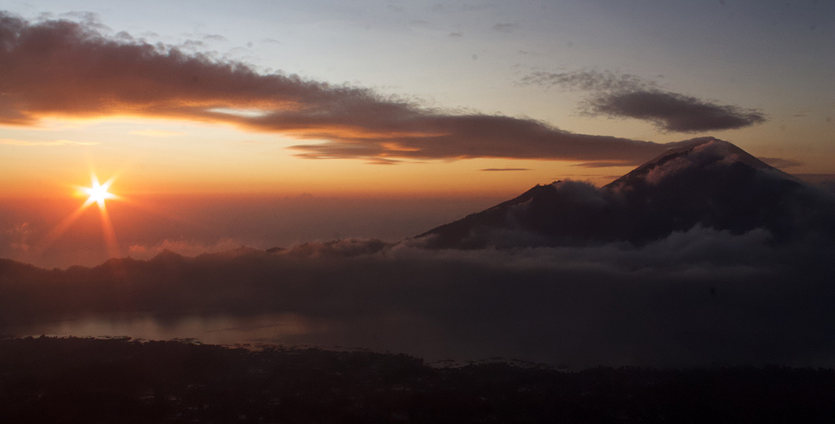 Wandelen op Bali bij zonsopkomst op Mount Batur.