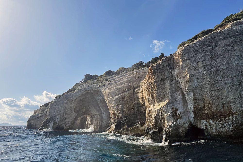 Blue caves tijdens het eilandhoppen in Griekenland