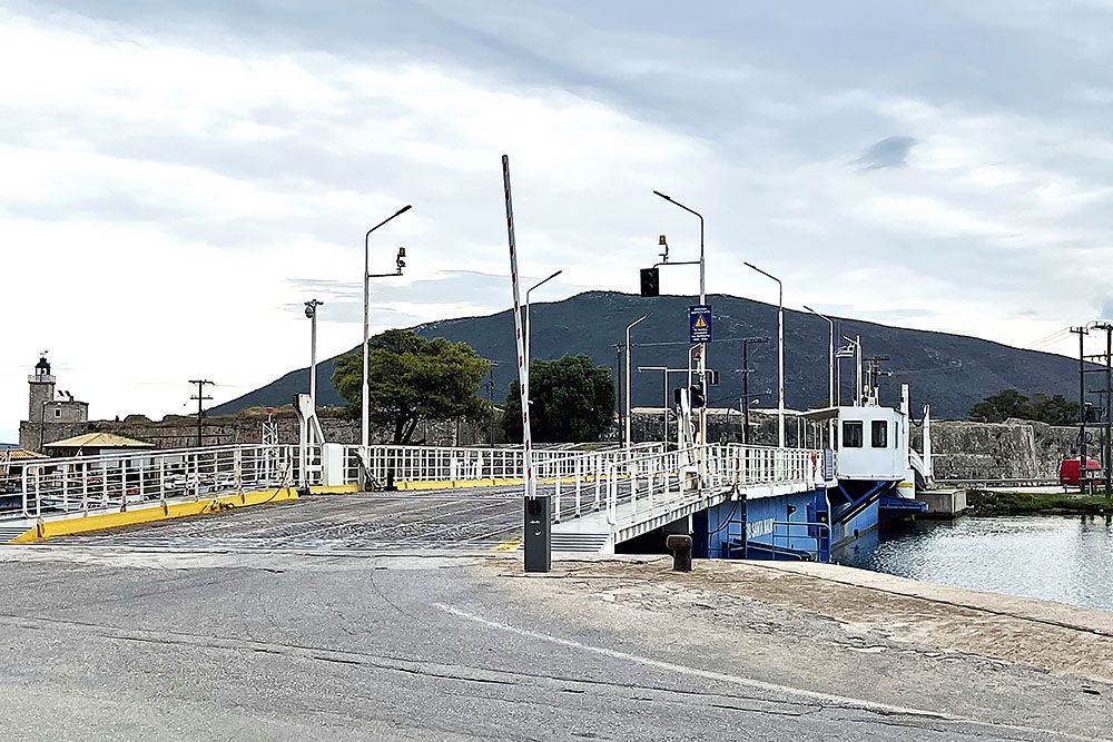 pontbrug tijdens het eilandhoppen in Griekenland